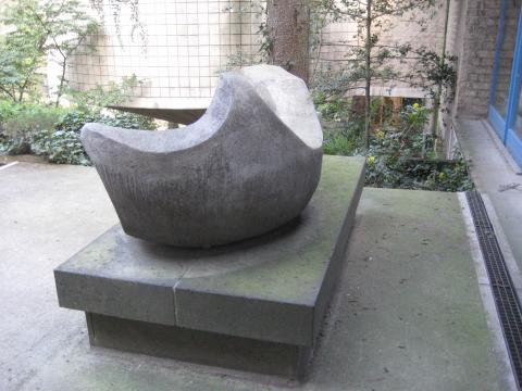 Prasse, Karl: Liegender Torso (1976), Rückansicht; Foto: Kunstmuseum Mülheim an der Ruhr 2016.