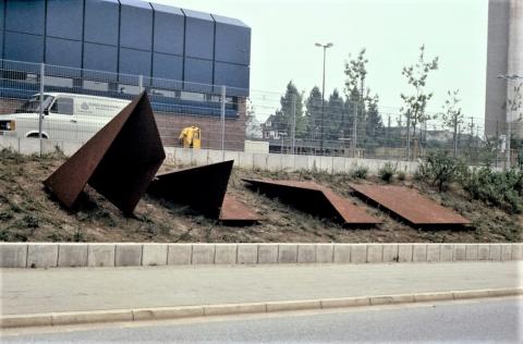 Schwickerath, Peter: Faltung, Zustand/ Standort 1983; Foto: Kunstmuseum Mülheim an der Ruhr (digitalisierte Fotografie) vor 2001.