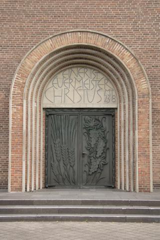 Wyland, Carl: Portal mit Tympanon-Relief; Foto: Kunstmuseum Mülheim an der Ruhr 2007.