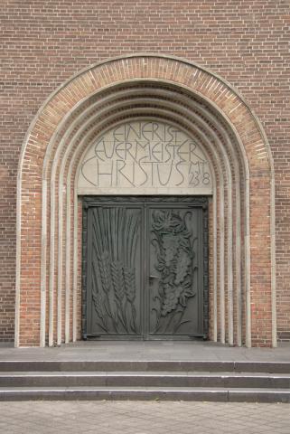 Wyland, Carl: Portal mit Tympanon-Relief; Foto: Kunstmuseum Mülheim an der Ruhr 2007.