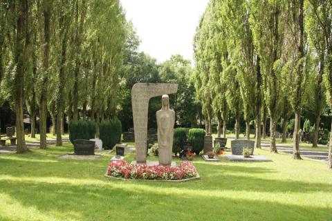 Rasche, Ernst: Trauernde vor dem zerbrochenen Tor - Mahnmal; Foto: Kunstmuseum Mülheim an der Ruhr 2008.