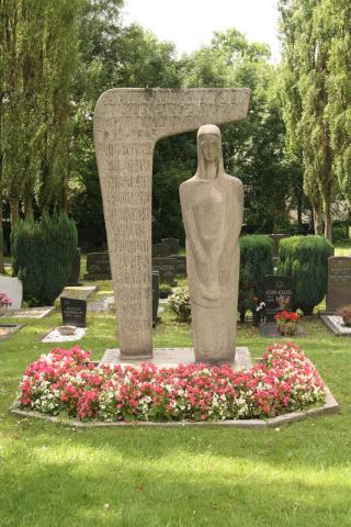 Rasche, Ernst: Trauernde vor dem zerbrochenen Tor - Mahnmal; Foto: Kunstmuseum Mülheim an der Ruhr 2008.