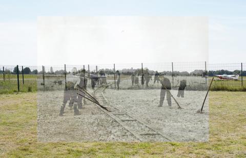 Emil Walde, Under Construction- Mahnmal zur Erinnerung an die Opfer des nationalsozialistischen Arbeits- und Erziehungslagers am Flughafen Essen/Mülheim, 2025, Eisenguss; Fotomontage mit historischer Fotografie, Foto: Emil Walde.
