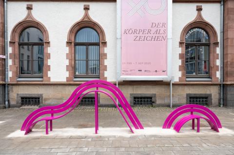 Jeppe Hein, Modified Social Bench #02, 2024, Stahl, Foto: Kunstmuseum Mülheim an der Ruhr 2025. 