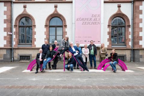 Öffentliche Präsentation der Modified Social Bench #02 aus dem Jahr 2024 von Jeppe Hein, Foto: Kunstmuseum Mülheim an der Ruhr 2025. 