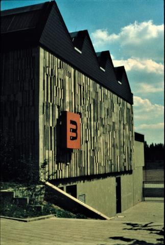 Müllenholz, Leo: Wandgestaltung/ Betonrelief - Außenwand der Turnhalle an der Prinzeß-Luise-Straße (RS Broich?); Foto: Kunstmuseum Mülheim an der Ruhr o.J. (vor 2001, 1980er?).