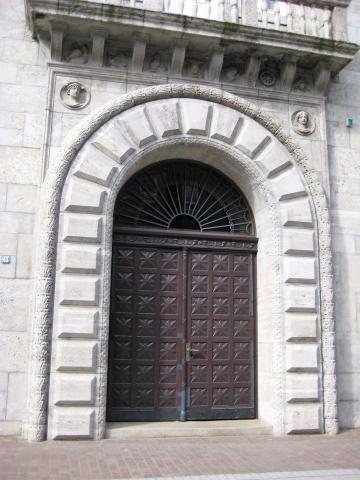 Pfeifer/ Großmann: Portal am Rathaus, Eingang zur ???; Foto: Kunstmuseum Mülheim an der Ruhr 2017.