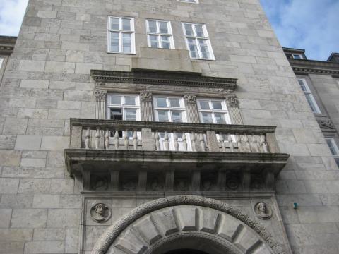 Pfeifer/ Großmann: Balkon über Portal am Rathaus; Foto: Kunstmuseum Mülheim an der Ruhr 2016.