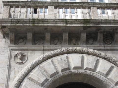 Pfeifer/ Großmann: Bauplastische Details unter Balkon sowie über Portal am Rathaus; Foto: Kunstmuseum Mülheim an der Ruhr 2016.