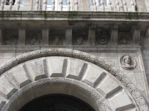 Pfeifer/ Großmann: Bauplastische Details unter Balkon sowie über Portal am Rathaus; Foto: Kunstmuseum Mülheim an der Ruhr 2016.