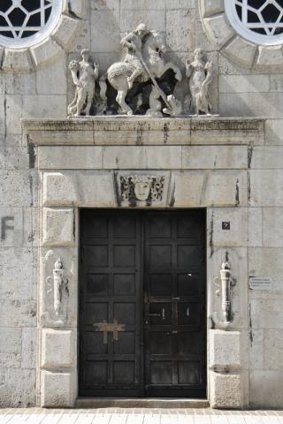 Pfeifer/ Großmann: Portal mit Supraportenrelief (Reiterstandbild mit zwei weiteren Figuren) am Rathaus, Eingang zur ???; Foto: Kunstmuseum Mülheim an der Ruhr 2009.