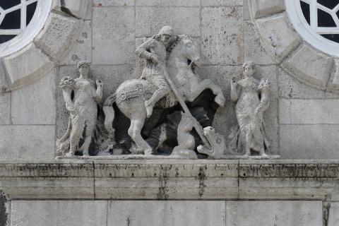 Pfeifer/ Großmann: Hl. Georg mit Drachenkopf und Lanze, Detail des Portals mit Supraportenrelief (Reiterstandbild mit zwei weiteren Figuren) am Rathaus, Eingang zur ???; Foto: Kunstmuseum Mülheim an der Ruhr 2009.