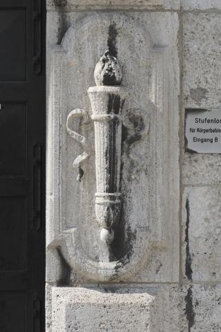 Pfeifer/ Großmann: Relief einer Fackel, Detail des Portals mit Supraportenrelief am Rathaus, Eingang zur ???; Foto: Kunstmuseum Mülheim an der Ruhr 2009.