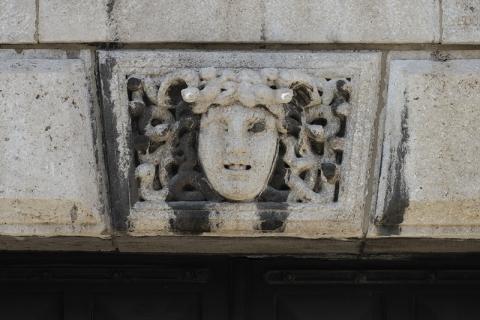 Pfeifer/ Großmann: Keil- bzw. Schlussstein mit Medusa(?)-Relief, Details eines Portasl am Rathaus, Eingang zur ???; Foto: Kunstmuseum Mülheim an der Ruhr 2009.