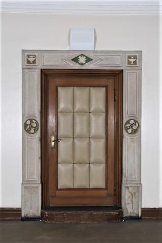 Altena, Karl/ Traub, Daniel: o.T. (Steinfasche um Tür zum Ratssaal); Foto: Kunstmuseum Mülheim an der Ruhr 2007.