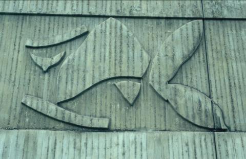 unbekannt: Betonrelief an Turnhalle; Foto: Kunstmuseum Mülheim an der Ruhr o.J. (1980er).