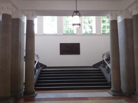 Knubel, Johannes: Mahnmal für die Gefallenen im 1. WK; Ansicht mit Treppe im Treppenhaus des Rathauses; Foto: Kunstmuseum Mülheim an der Ruhr 2017.