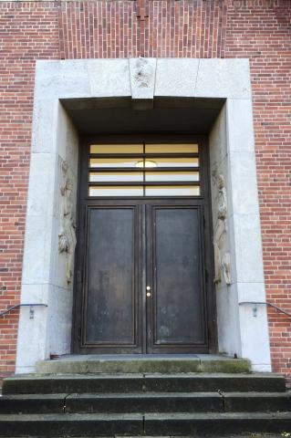 Meller, Willy: Drei Reliefs am Portal (zum ehemaligen Jungentrakt) der Realschule Stadtmitte, Gesamtansicht, 1925-1928.