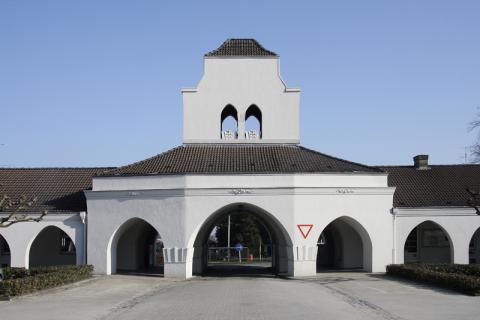 Janssen, Ulfert: Bauplastik am Portal des Hauptfriedhofs, Detail; Foto: Kunstmuseum Mülheim an der Ruhr 2009.