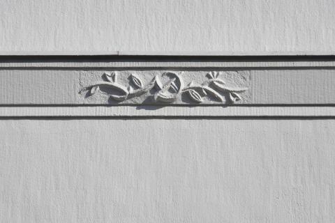 Janssen, Ulfert: Bauplastik am Portal des Hauptfriedhofs, Detail; Foto: Kunstmuseum Mülheim an der Ruhr 2009.