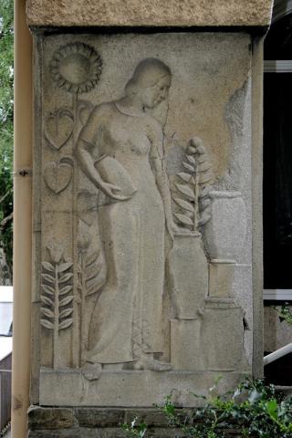 Pfeilerreliefs: ganz links: Frau mit Krügen; Foto: Kunstmuseum Mülheim an der Ruhr 2007.