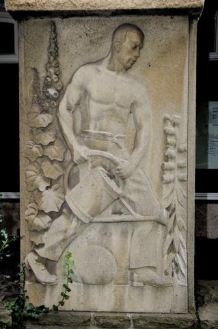 Pfeilerreliefs: 2. v. links: Mann, Blumen gießend; Foto: Kunstmuseum Mülheim an der Ruhr 2007.