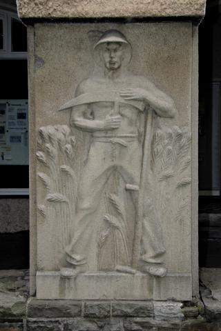 Pfeilerreliefs: 2. v. rechts: Mann mit Sense; Foto: Kunstmuseum Mülheim an der Ruhr 2007.