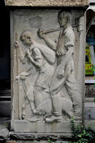 Pfeilerreliefs: ganz rechts: junger Mann mit Hammer und junge mit Ziege und Schwein; Foto: Kunstmuseum Mülheim an der Ruhr 2007.