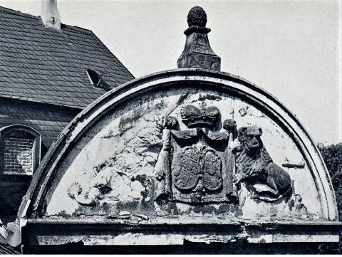 Relief am Schloß Broich: Giebel im Neubau von 1789 (1789); Foto: Mülheimer Jahrbuch 1976.