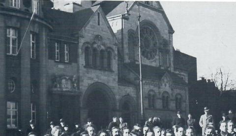 Janssen, Ulfert: Skulpturgruppe über dem Portal der Sparkasse mit Synagoge (Zustand um 1930?), Foto: Mülheimer Jahrbuch 1984.