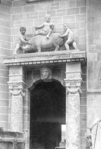 Janssen, Ulfert: Skulpturgruppe über dem Portal der Sparkasse (Zustand um 1910), Foto: Stadtarchiv der Stadt Mülheim an der Ruhr 2017.