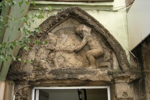 Tympanon an Seiteneingang des Mülheimer Hauptbahnhofs; Foto: Kunstmuseum Mülheim an der Ruhr 2008.