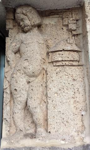 Portalfigur am Haupteingang des Mülheimer Hauptbahnhofs; Foto: Kunstmuseum Mülheim an der Ruhr 2017.