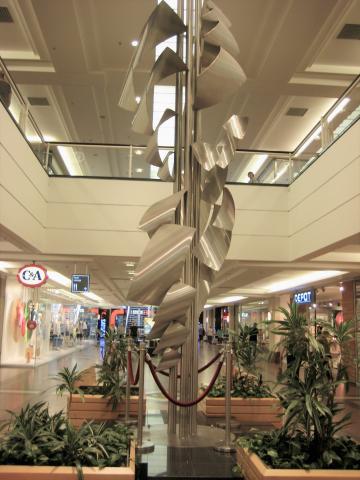 Brüll, Will: Skulptur in Shopping-Mall (Rhein-Ruhr-Zentrum); Foto: Kunstmuseum Mülheim an der Ruhr 2017.