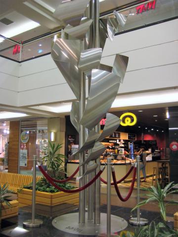 Brüll, Will: Skulptur in Shopping-Mall (Rhein-Ruhr-Zentrum); Foto: Kunstmuseum Mülheim an der Ruhr 2017.