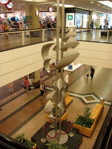 Brüll, Will: Skulptur in Shopping-Mall (Rhein-Ruhr-Zentrum); Foto: Kunstmuseum Mülheim an der Ruhr 2017.