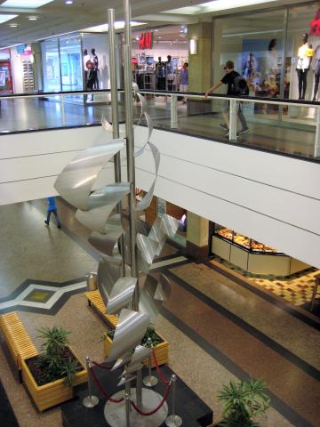 Brüll, Will: Skulptur in Shopping-Mall (Rhein-Ruhr-Zentrum); Foto: Kunstmuseum Mülheim an der Ruhr 2017.