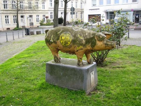 Baumgärtel, Thomas: Bananenschwein, Standort am Parkplatz des Kunstmuseums/ Bahnstraße bis 2018; Foto: Kunstmuseum Mülheim an der Ruhr 2016.