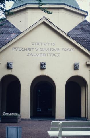 Janssen, Ulfert: Bauplastik an der Fassade des Solbad Raffelberg; Foto: Kunstmuseum Mülheim an der Ruhr 2001.