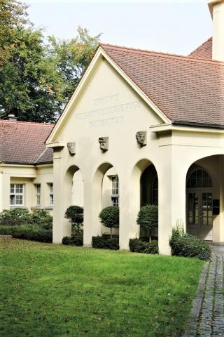 Janssen, Ulfert: Bauplastik an der Fassade des Solbad Raffelberg; Foto: Kunstmuseum Mülheim an der Ruhr 2016.