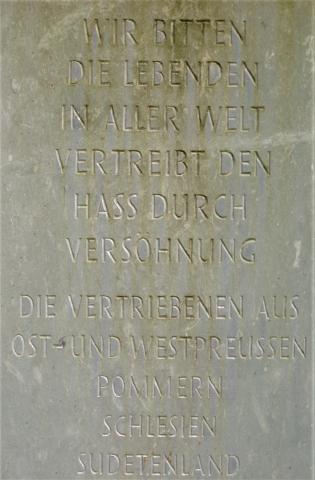 Horn, Mark: Gedenktstein für Vertriebene - Detail Inschrift; Foto: Kunstmuseum Mülheim an der Ruhr 2016.