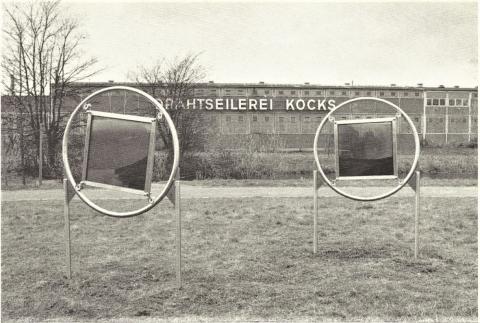 Brinkmann, Rainer: Sedimentationsscheiben, MüGa 1992; Foto aus: Kunst auf der MüGa, Dokumentation zu den Projekten vor Ort, Hrsg. Städtisches Kunstmuseum Mülheim an der Ruhr, (1992), o. S.