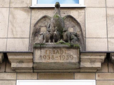 Deus, Willi: Fassadenschmuck an Wohnhaus (Gans mit Küken); Foto: Kunstmuseum Mülheim an der Ruhr 2016.