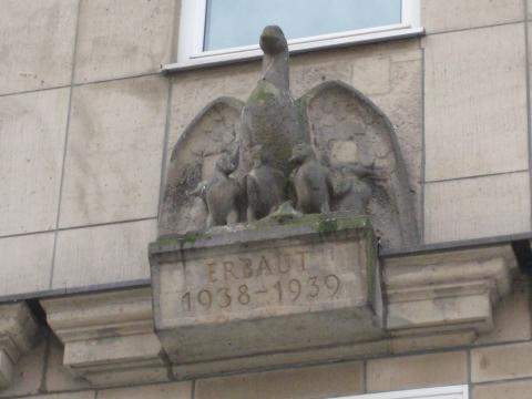 Deus, Willi: Fassadenschmuck an Wohnhaus (Gans mit Küken); Foto: Kunstmuseum Mülheim an der Ruhr 2016.