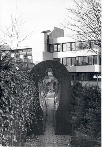 Könitz, Peter: Tunnel (Standort vor der VHS); Foto: Mülheimer Jahrbuch (?) 1982; © VG-Bildkunst, Bonn 2019.