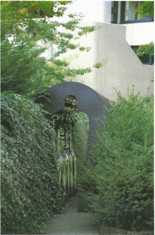 Könitz, Peter: Tunnel (Standort vor der VHS); Foto: Kunstmuseum Mülheim an der Ruhr 1994; © VG-Bildkunst, Bonn 2019.