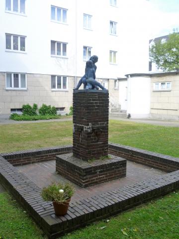 Lickfeld, Hermann: Balgende Knaben (Brunnenfiguren; Klönnestift); Foto: Kunstmuseum Mülheim an der Ruhr 2011.