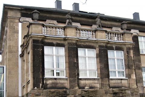 Netzer, Hubert: Gesamtansicht der bauplastischen Figuren der linken Gebäudeseite; Foto: Kunstmuseum Mülheim an der Ruhr 2017.