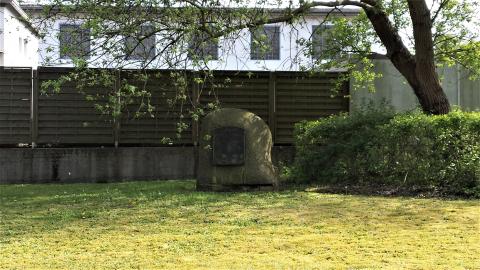 Gedenkstein für Gefallene im Zweiten Weltkrieg (Mitarbeiter der Firma Gothe &amp; Co. GmbH); Foto: Kunstmuseum Mülheim an der Ruhr 2017.