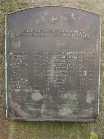 Gedenkstein für Gefallene im Zweiten Weltkrieg (Mitarbeiter der Firma Gothe &amp; Co. GmbH), Detail: Bronzetafel; Foto: Kunstmuseum Mülheim an der Ruhr 2017.